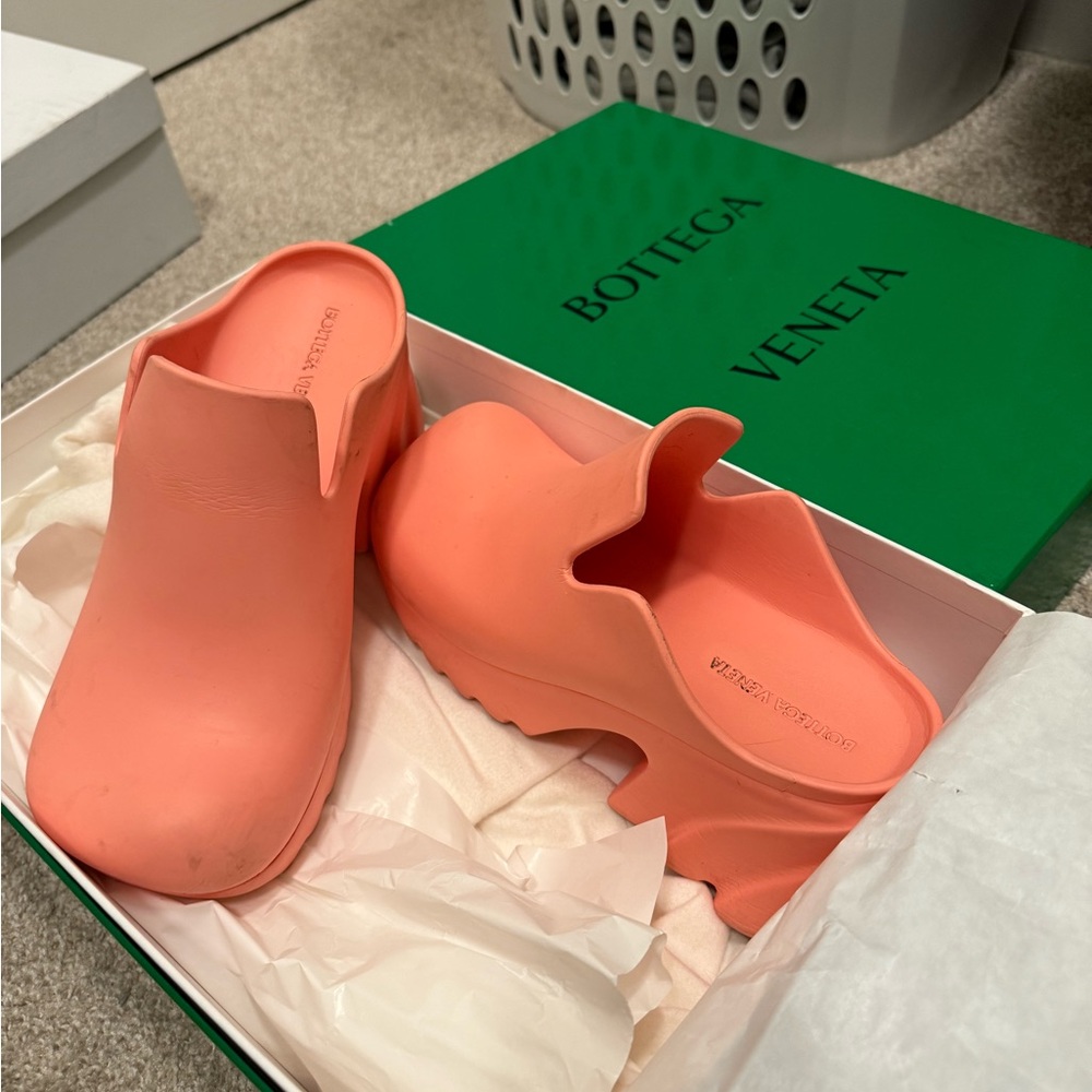 Bottega Veneta Rubber Flash
Pink/Peach Clogs